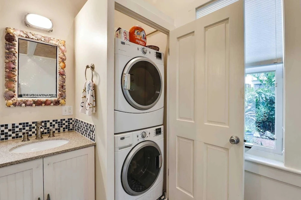 Boat House by Avantstay Character Cottage Central Location w/ Shared Pool Month Long Stays