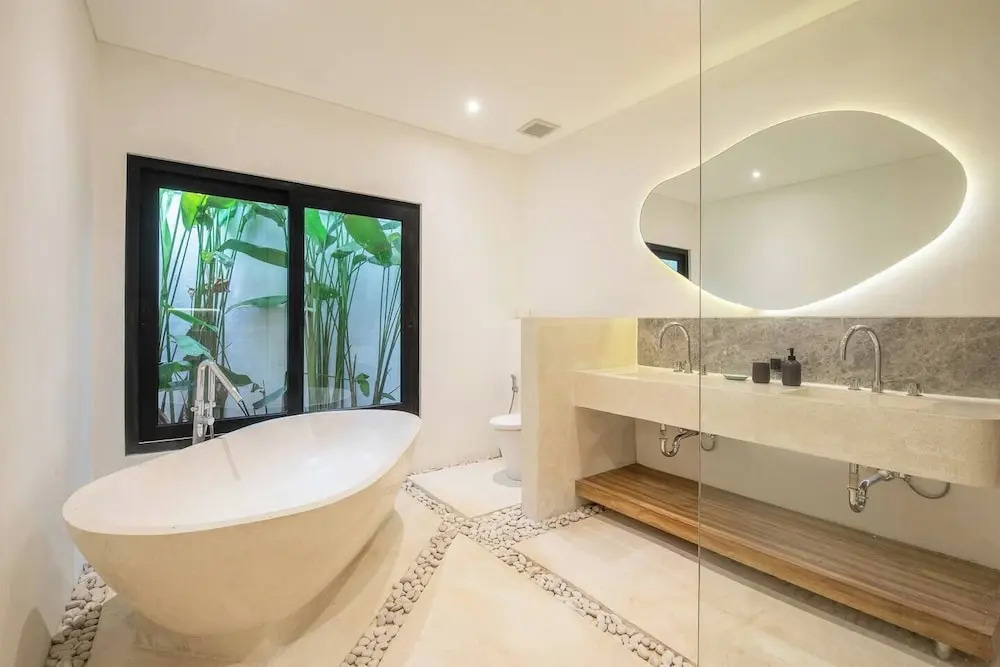 Elegant 3BR Retreat, Stylish Modern Villa Seminyak