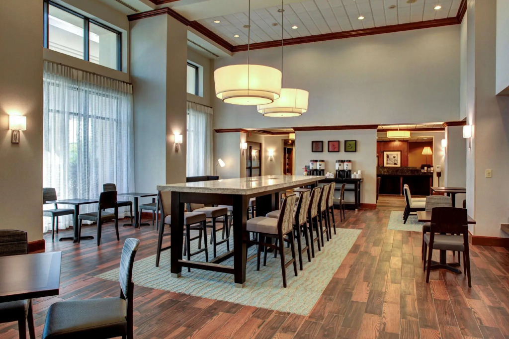 Hampton Inn & Suites at Lake Mary Colonial Townpark