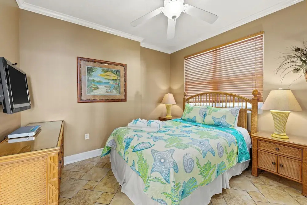 Gulf Front Master Bedroom, 2 Pools & Hot Tubs, Sleeps 8