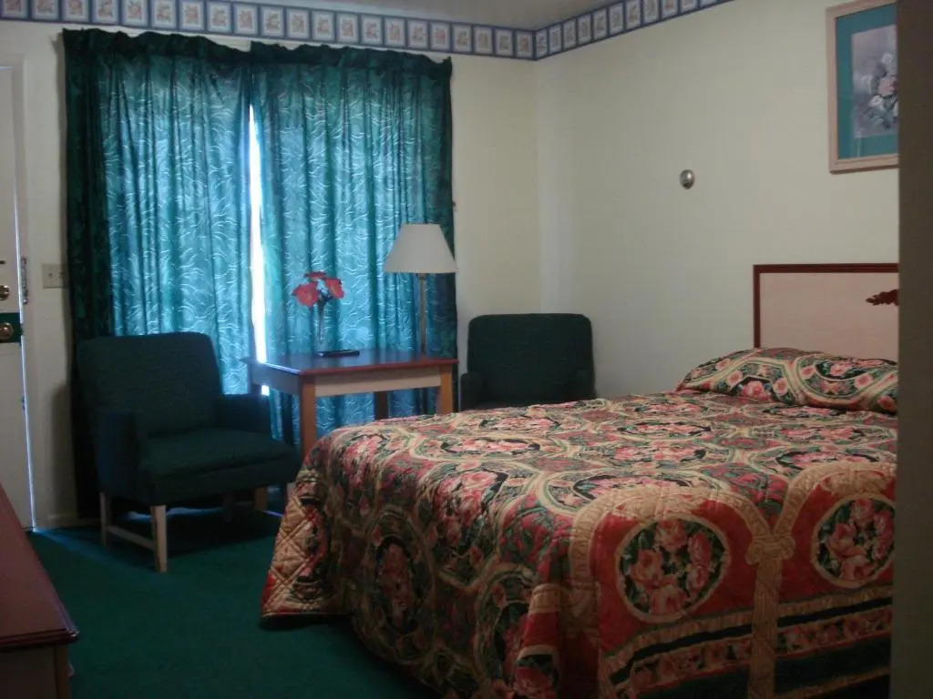 Thruway Holiday Motel