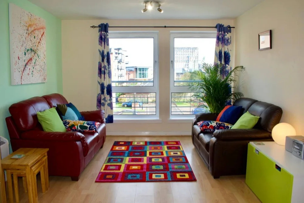 Colourful and Spacious 2 Bedroom Leith Home