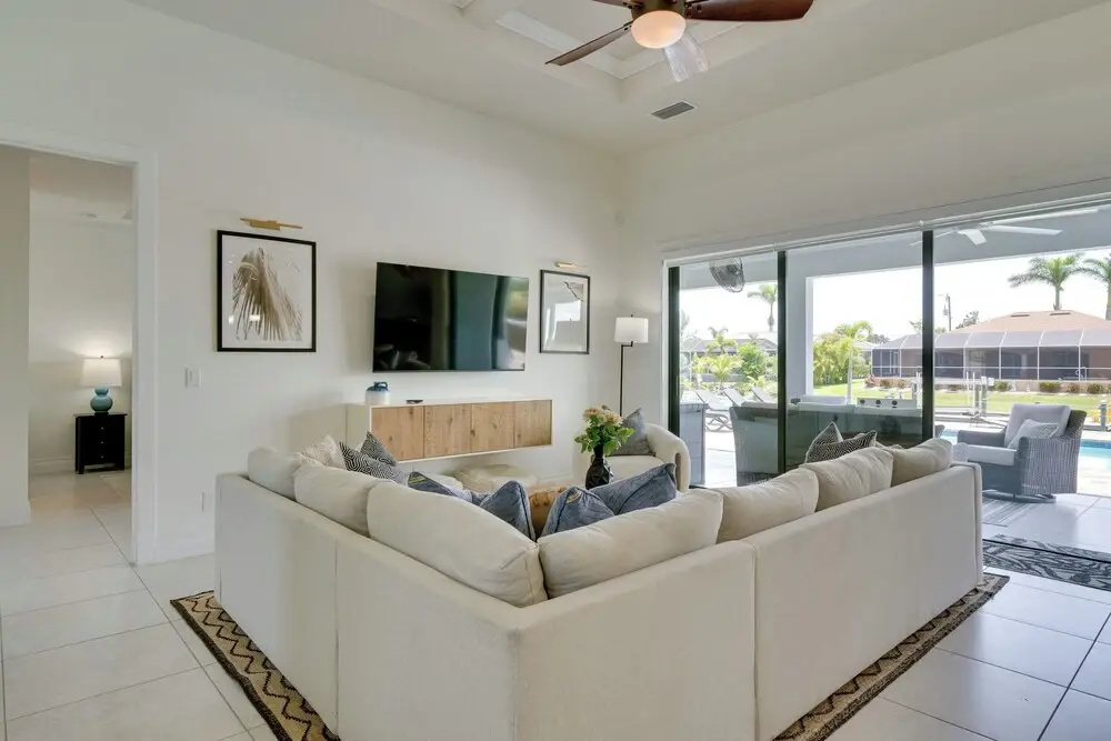 Pool & Gulf Access Canal: Chic Cape Coral Home!
