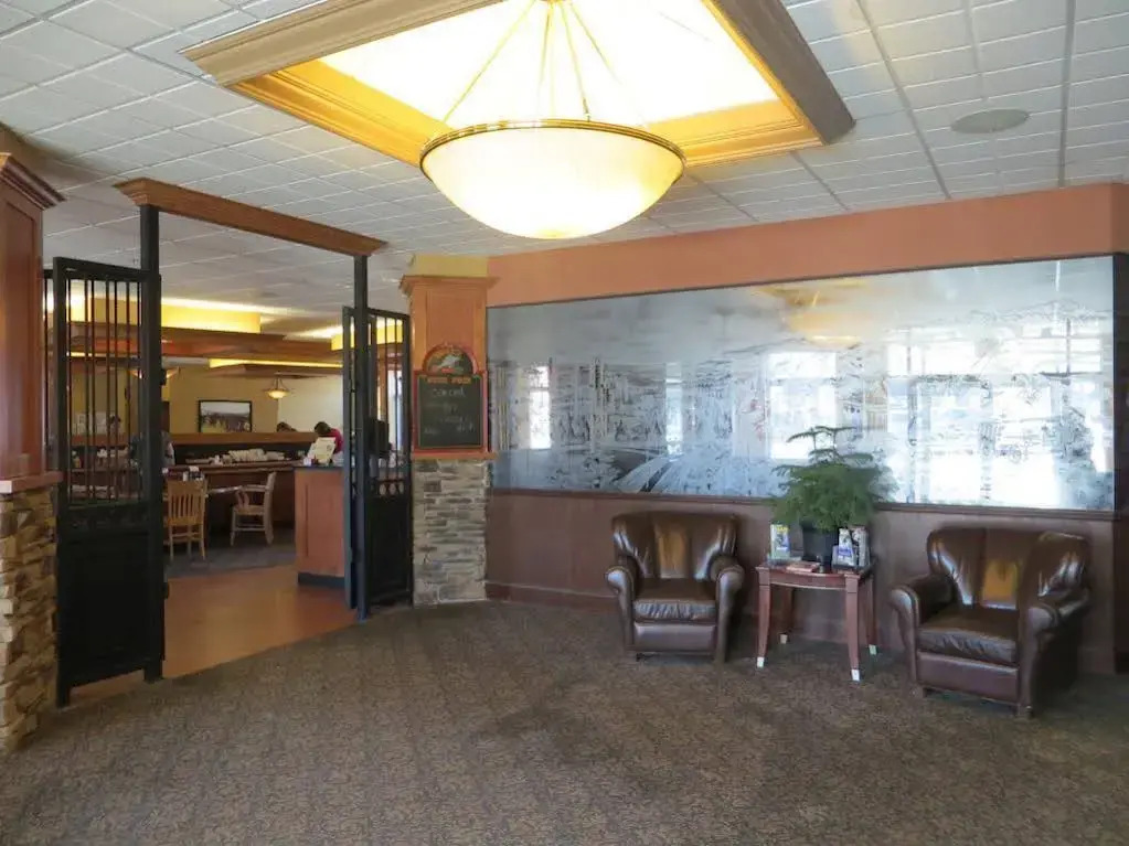 Athabasca Valley Inn & Suites