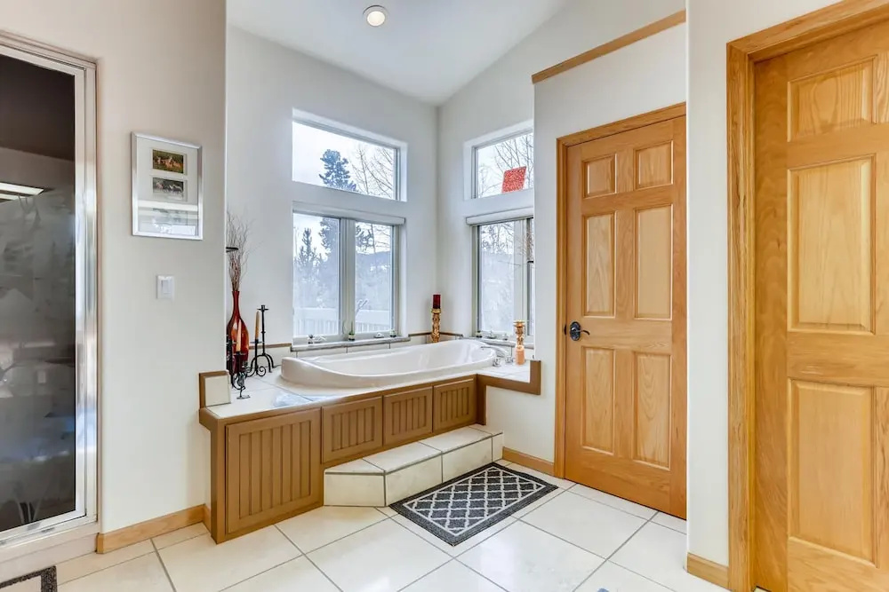 122 Kings Court by Book by Owner