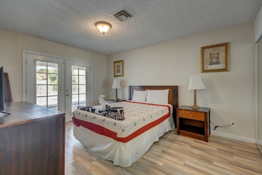 Luxurious 4BR House with Large Pool Near Strip