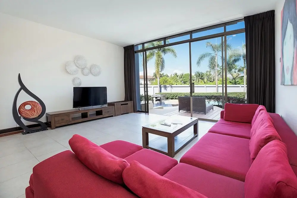 Designer 3BR Pool Access Villa Argent 8