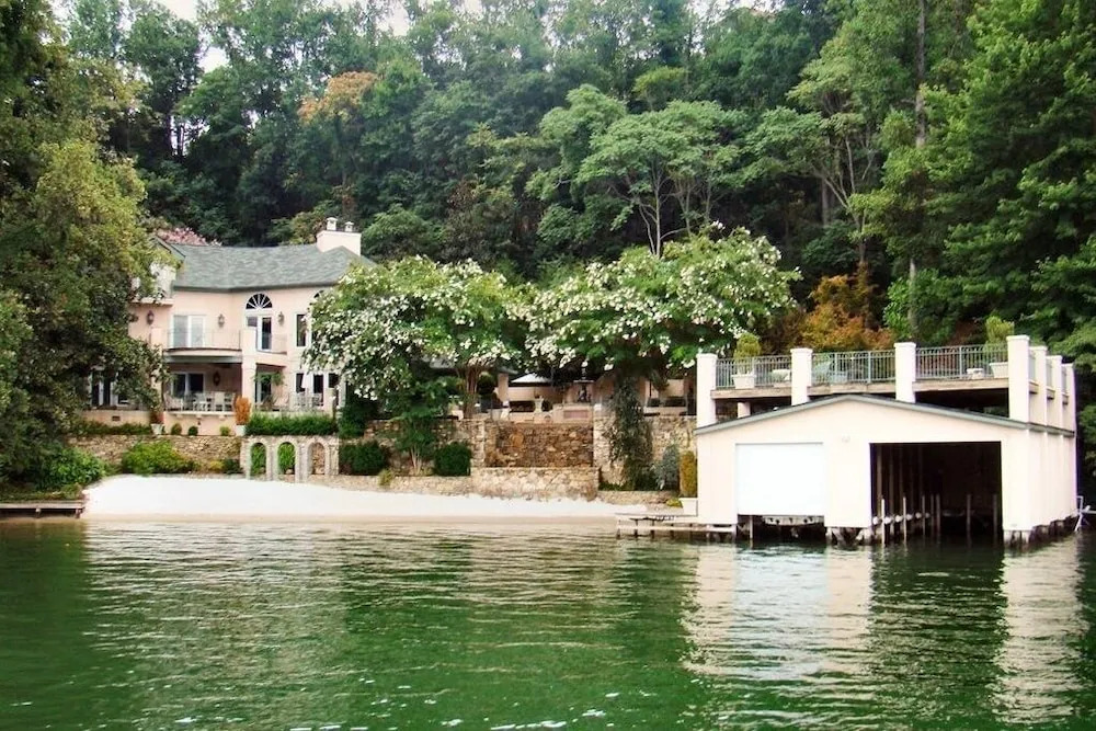 Magnificant & Private Lakefront 5 Bedroom Home