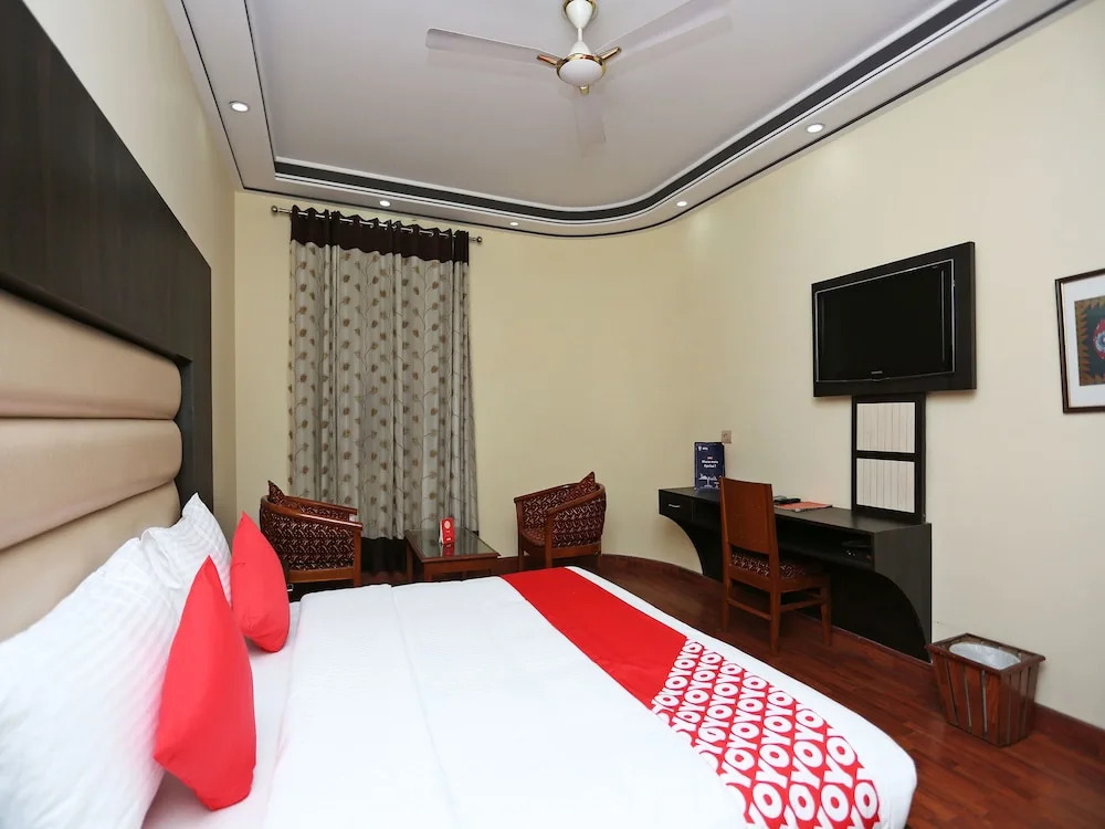 OYO 16125 Eiffel Grand Hotel