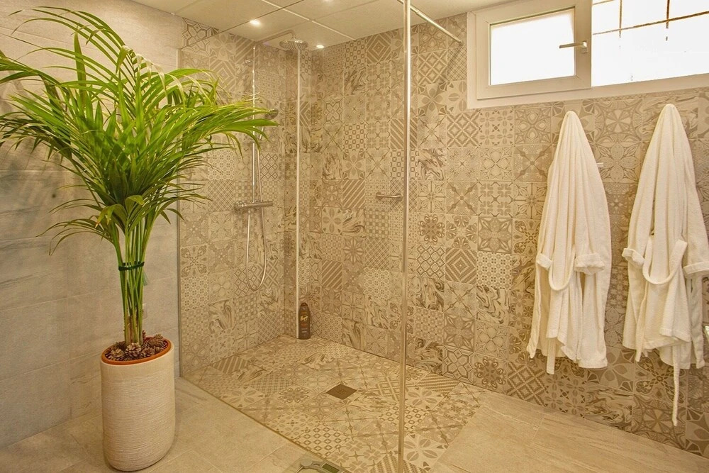 3 Bed House - Sleeps 6 - Pool - Garden - Parking