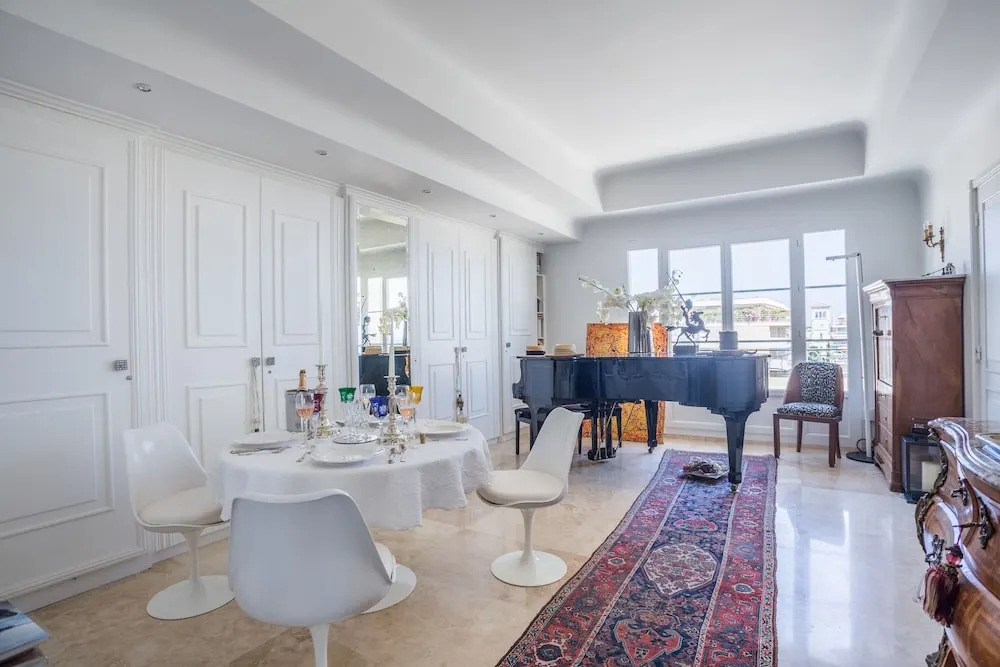 Art Deco Apartment terrace by Weekome