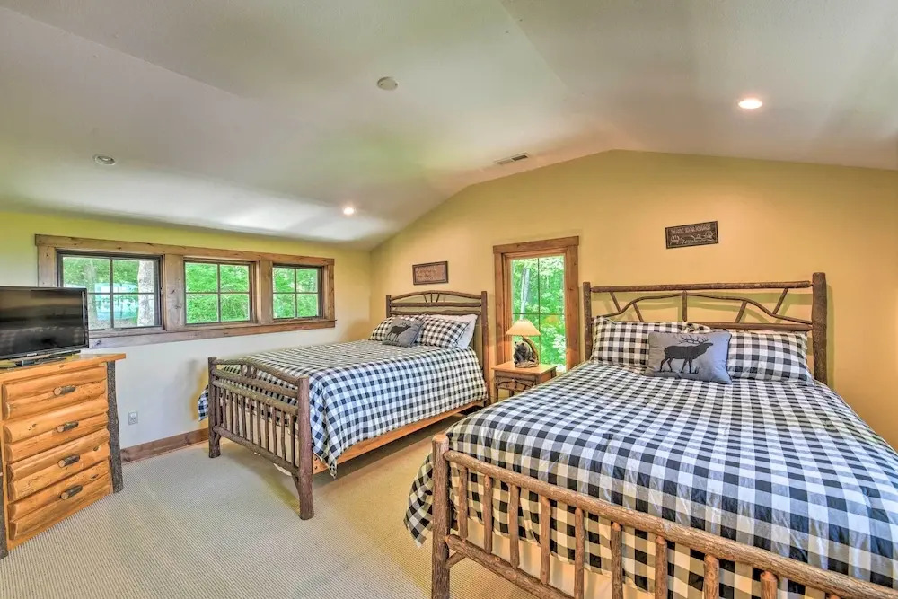 Luxe Lodge Near Smoky Mountains: Views & Hot Tub!