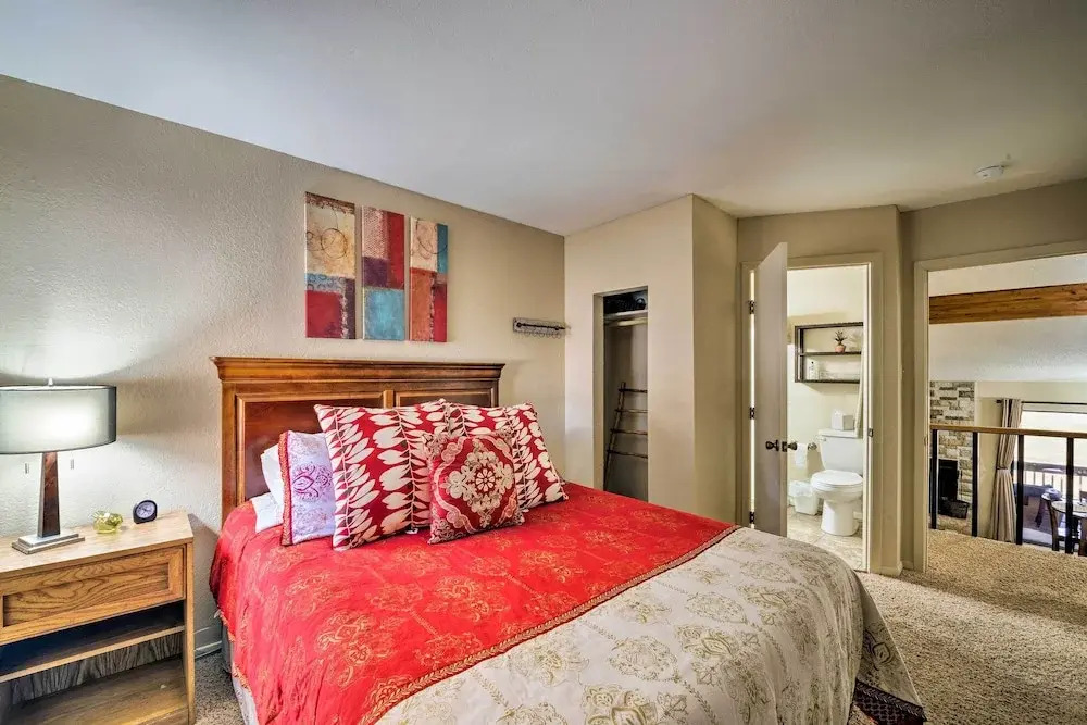 Condo on Golf Course: 2 Mi to Grindstone Lake!