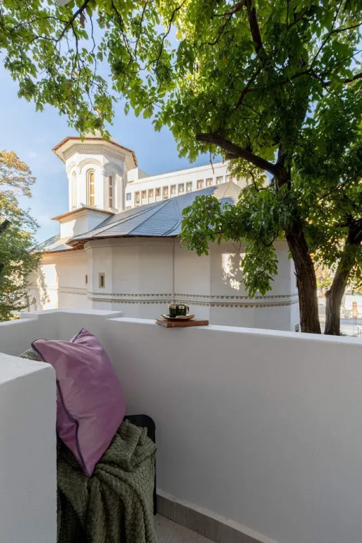 Delightful University Square 1BR, Balcony Church Views