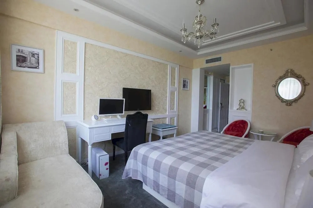 Roman Holiday Hotel (Wuhan Xibei Lake)