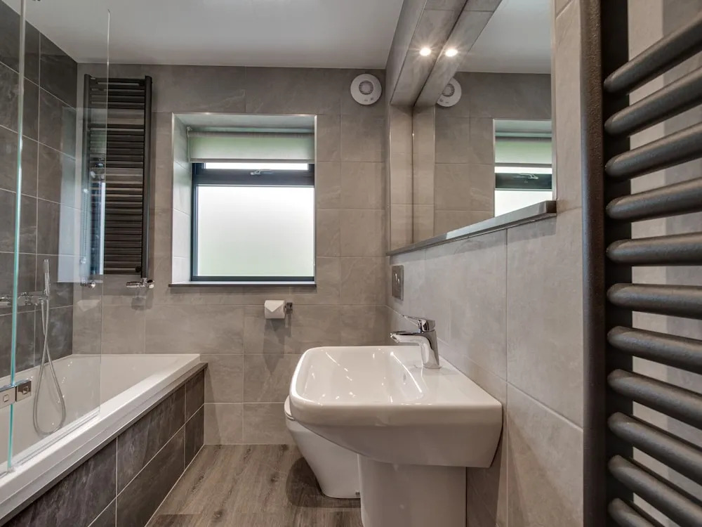 Detached Holiday Home With Three Bathrooms, Open Fire and Private Parking