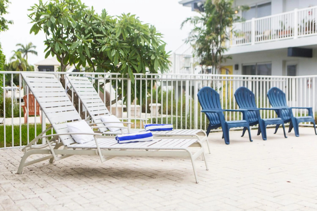 Lovely apartment on the canal with a pool