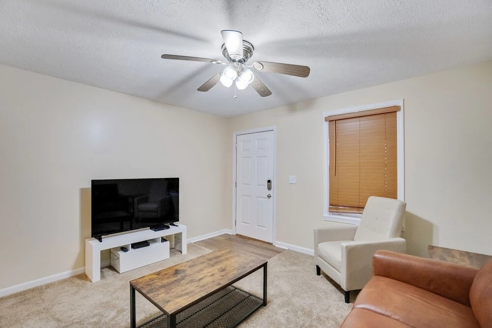 Updated Bunk House 4 Minutes To Lucas Oil - 8 Minutes To Downtown 3 Bedroom Home by Redawning
