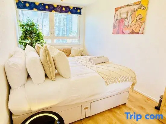 Modern Central London Flat | Self Check-in | Near Tube | Fast WiFi