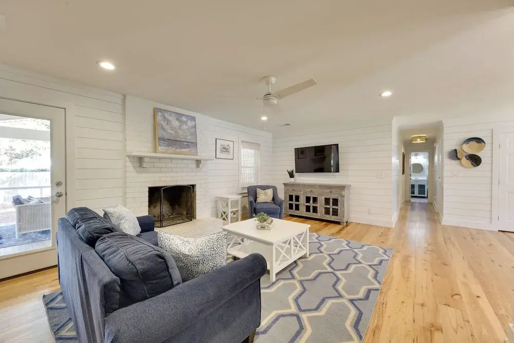 3 Mi to Beach: Coastal Escape in Mount Pleasant