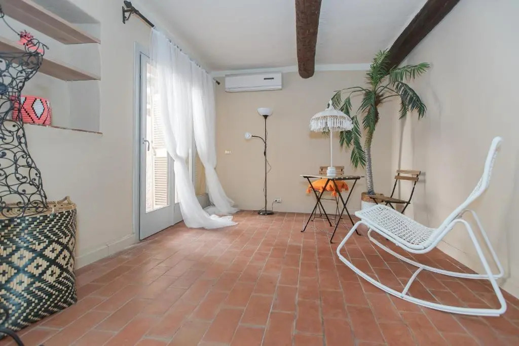 RARE: 110m² climatisés avec terrasse. 2 Chambres