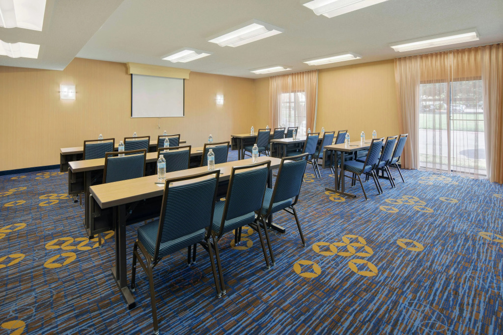 Courtyard by Marriott Addison Midway