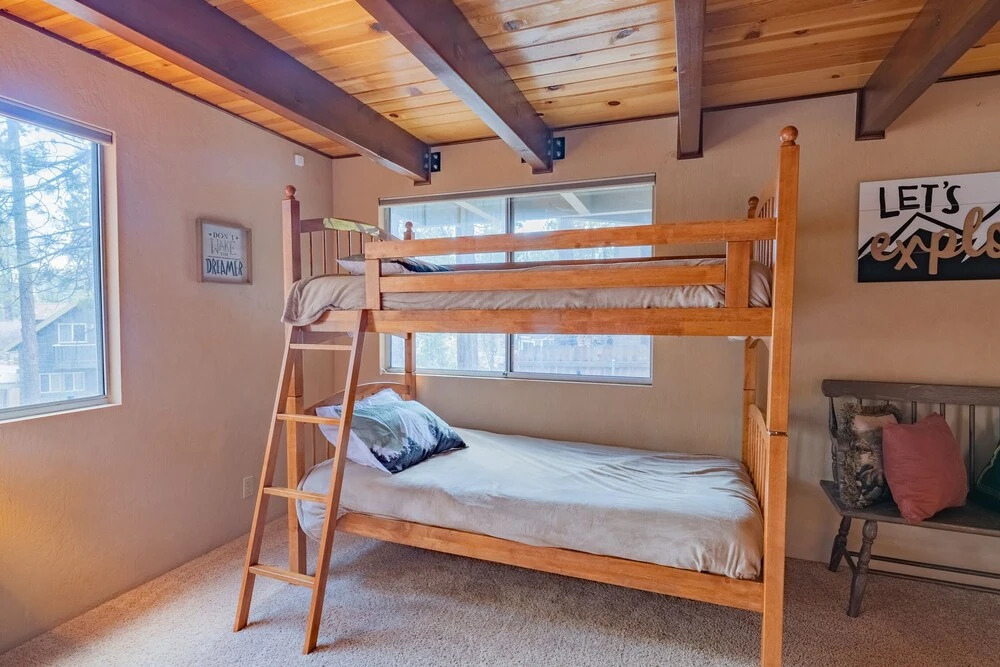 Moonridge Manor - Very Lovely Cabin In A Quiet Neighborhood With An Amazing Hot Tub! 4 Bedroom Home