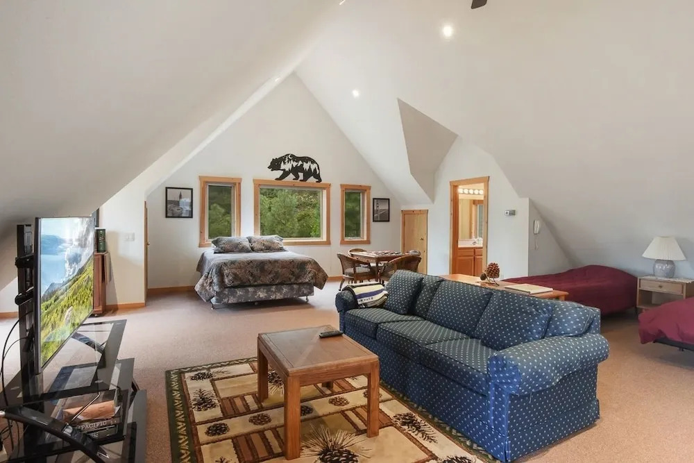 Villa Montagna Lodge 5 Bedroom Home by Redawning