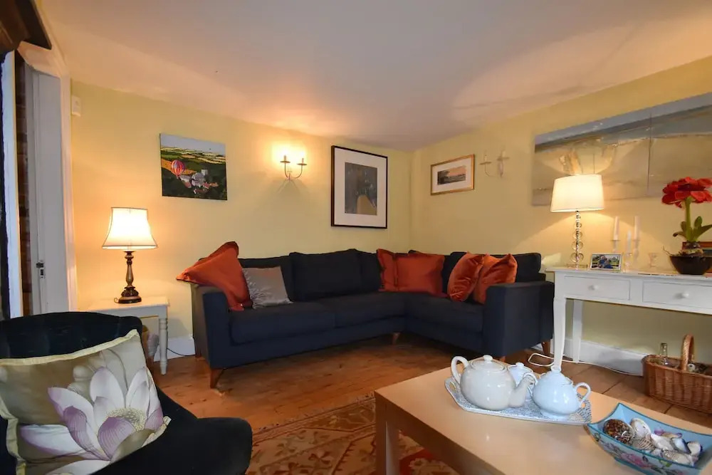 Whitefriars, Rye - central location with parking for 3 cars - large family home