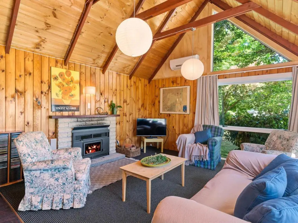 Copper Beech Cottage - Wharewaka Holiday Home