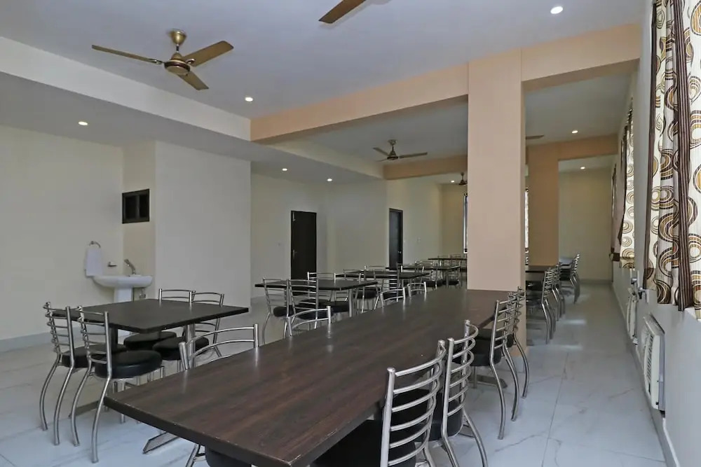 OYO 4798 Hotel Periwal Premium