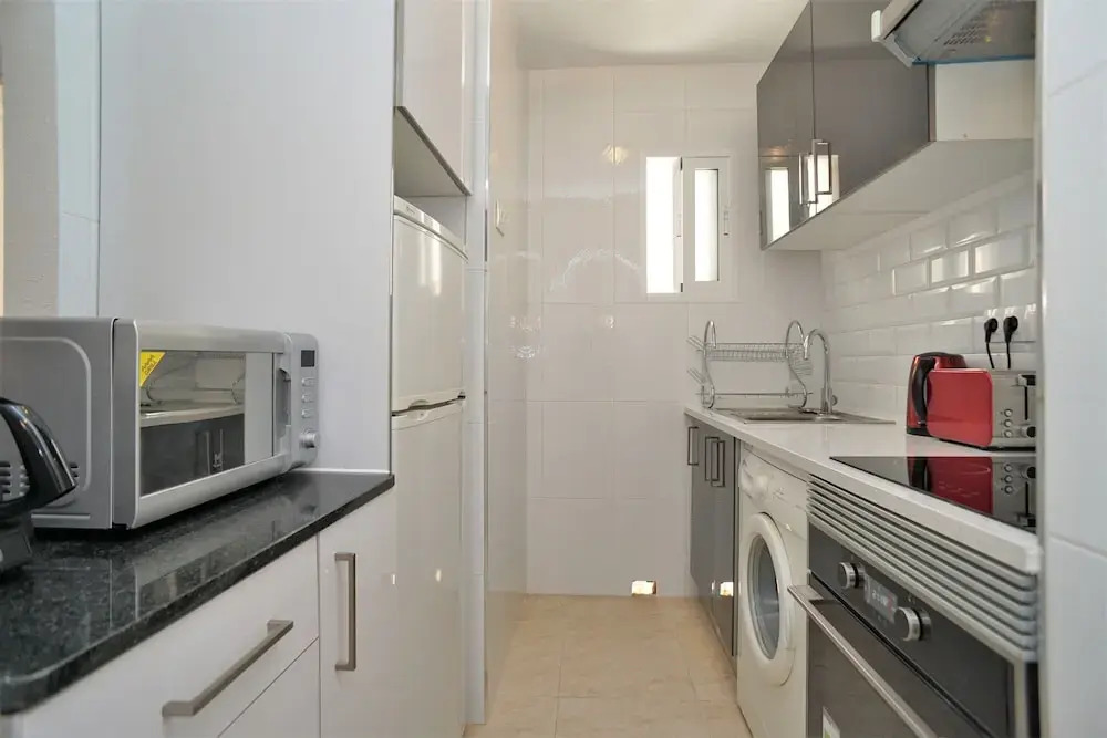 7 Mins From The Beach, Shared Pool Free Wifi