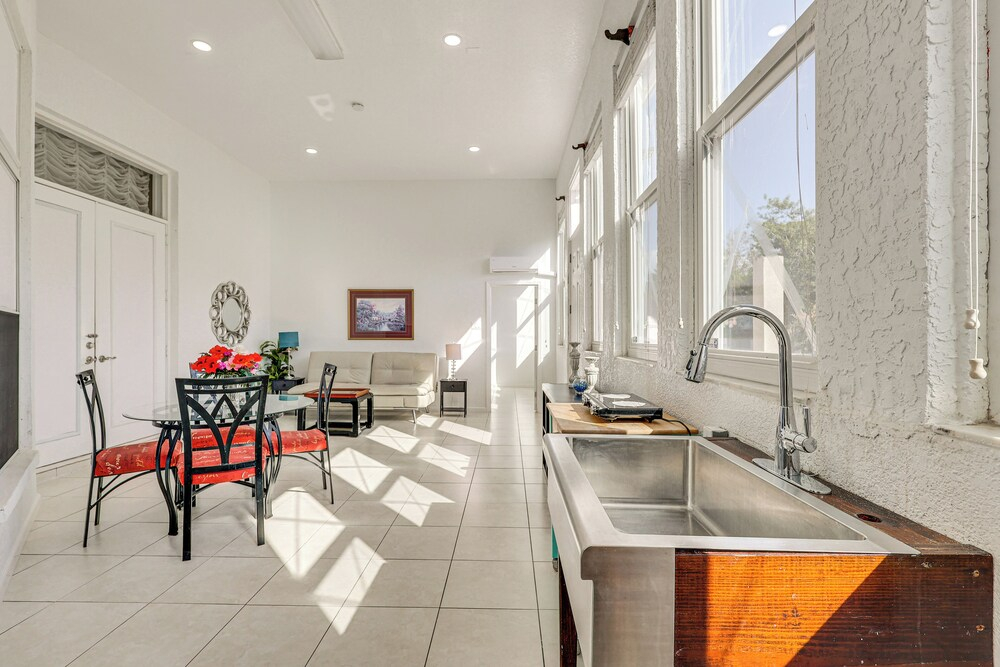 Near Apollo Beach! Bright Apt w/ Essentials