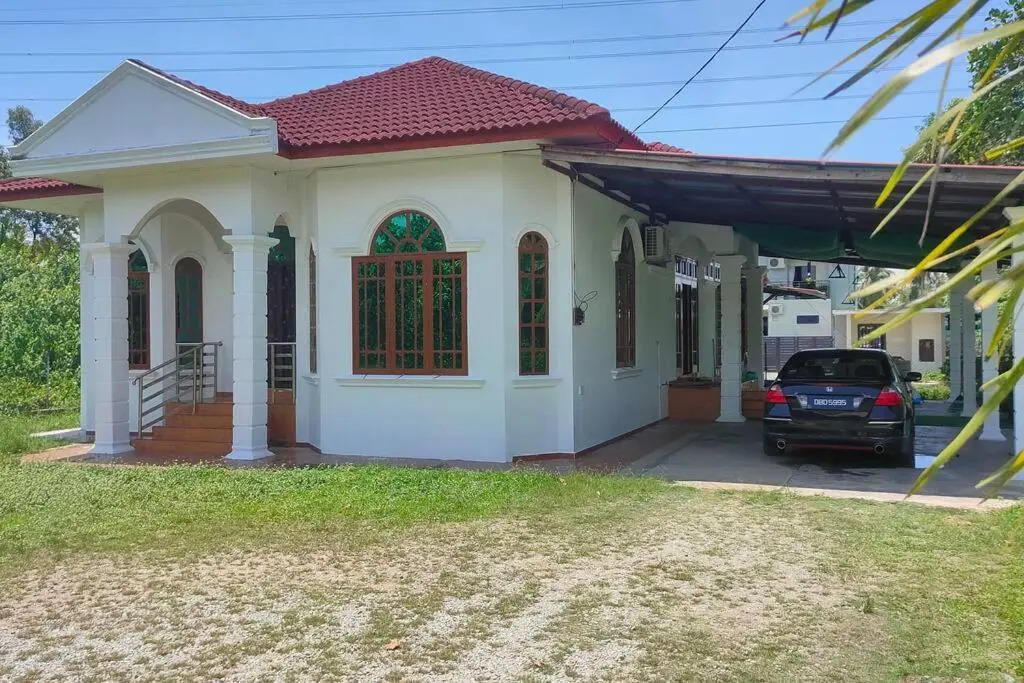 3R3B with Pool in Kota Bharu near Datu River