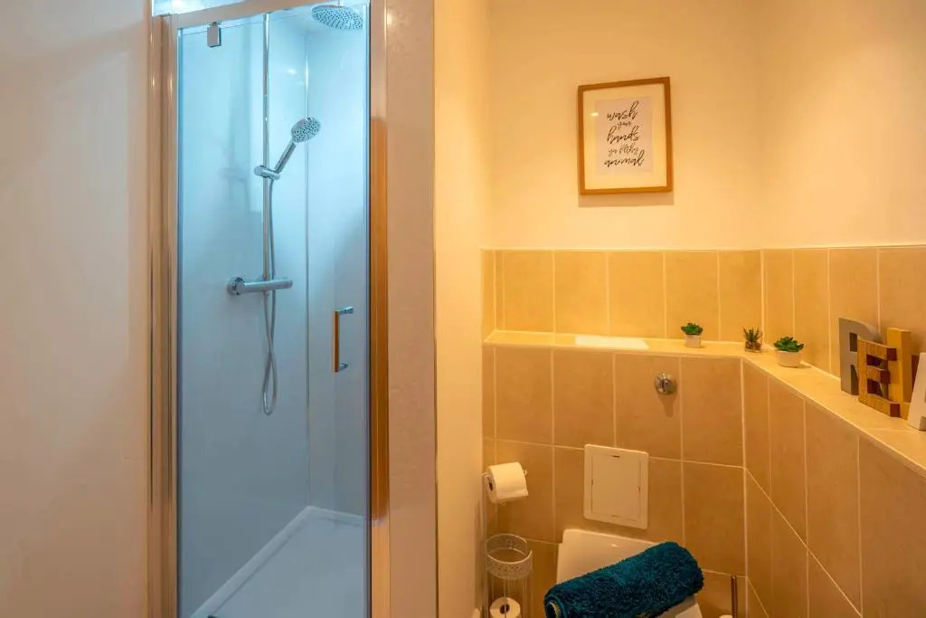 The Chaucer - Modern 3 Bed Home with parking close to city centre