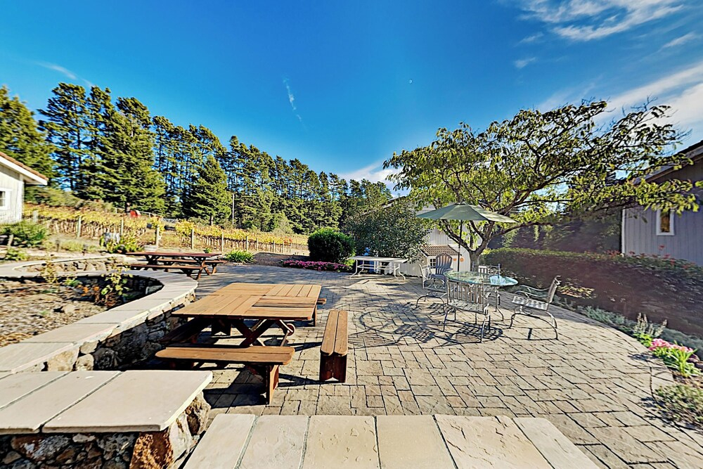 Mtn-view Retreat w/ Hot Tub + Deck in Sebastopol