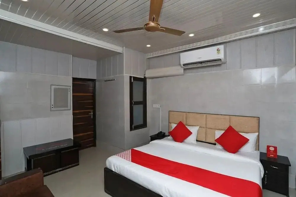 Qlark Stay by OYO Rooms