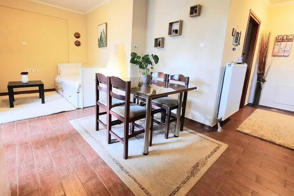 1. Lovely house with garden and free parking