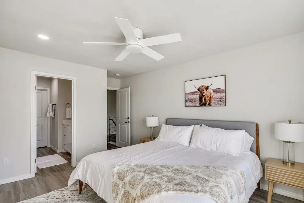 Pets Welcome: Newly Built Abode In Canyon!