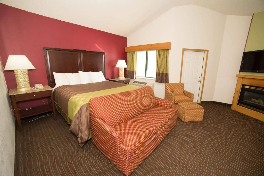 HomeTown Inn & Suites