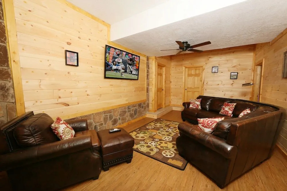 Family Valley 6 Br cabin by RedAwning