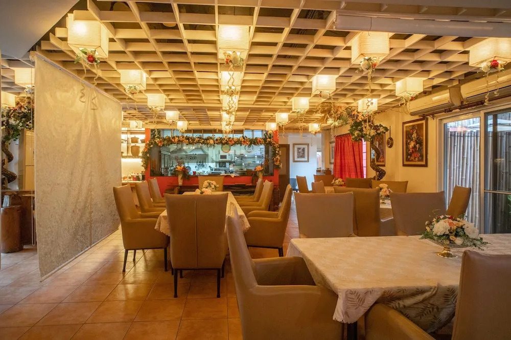OYO 579 Anisabel Suites