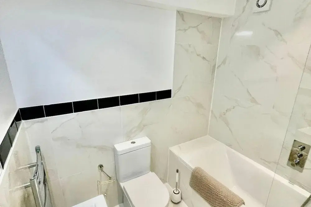 3 Bed Flat - Sleeps 6 - Parking - Wifi