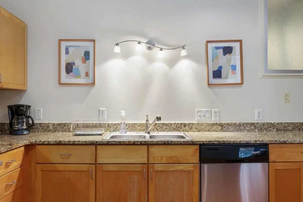 2BR Hip Downtown Apt + Apple TV + Wifi + Gym