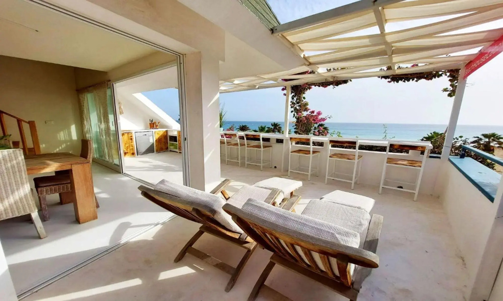 Beach penthouse with rooftopbar and Fiber WiFi, spectacular 180 degrees ocean view