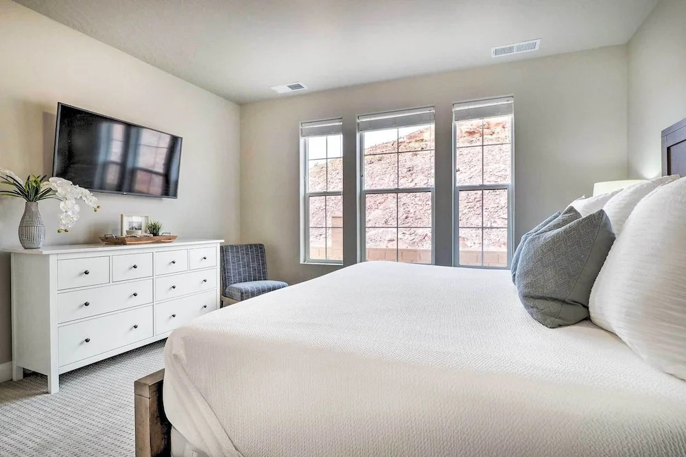 Red Cliff Views & Community Perks: Utah Townhome