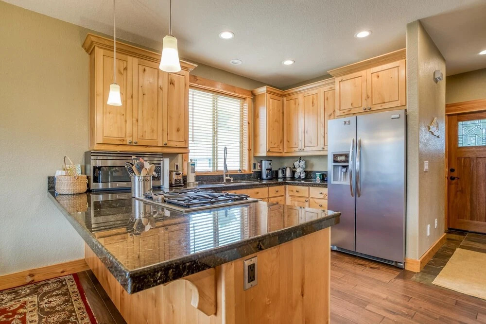 Gorgeous Kitchen and Fenced Backyard - Stunning Coastal Haven