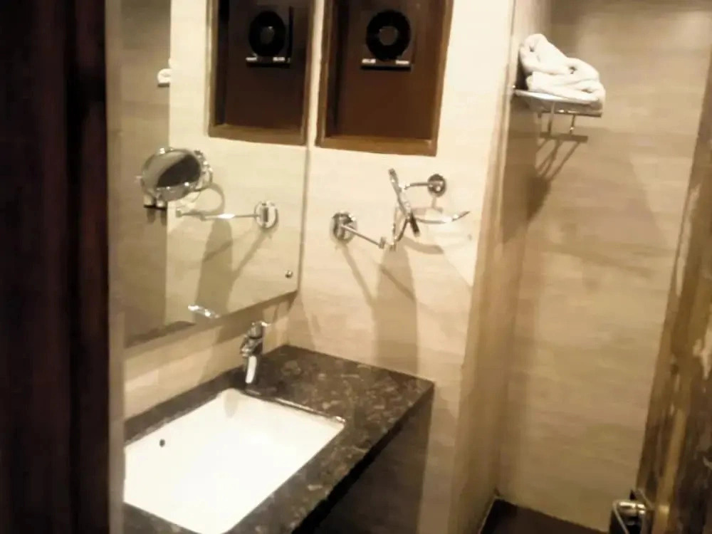 Hotel President Chintpurni