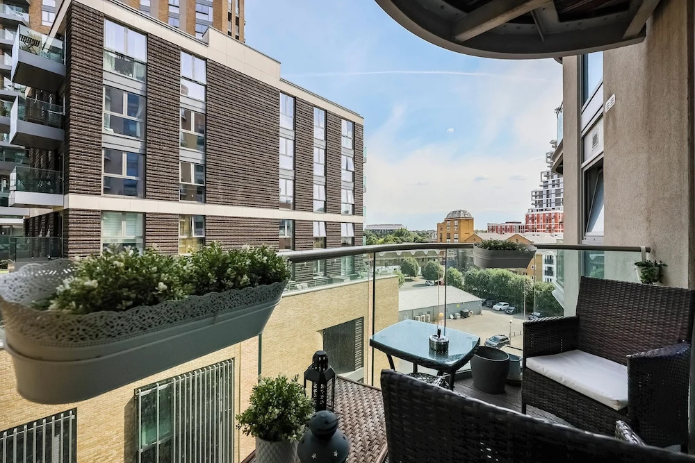 Modern Apartment w/ Balcony by MSS