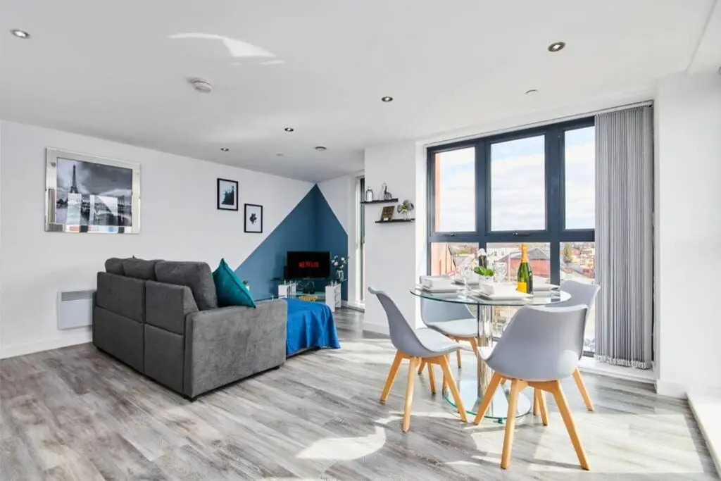 Stylish 2 bed Apt with Free parking, close to CC